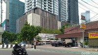 Terlihat, posisi tusuk sate ini adalah pecahan jalur dari Jalan Gunawarman. Terlihat pada Jalan Gunawarman, jalur ke kanan menuju SCBD diberi pembatas beton. Sementara belok ke kiri arah Senayan,  pembatasnya diberi batu kanstin.