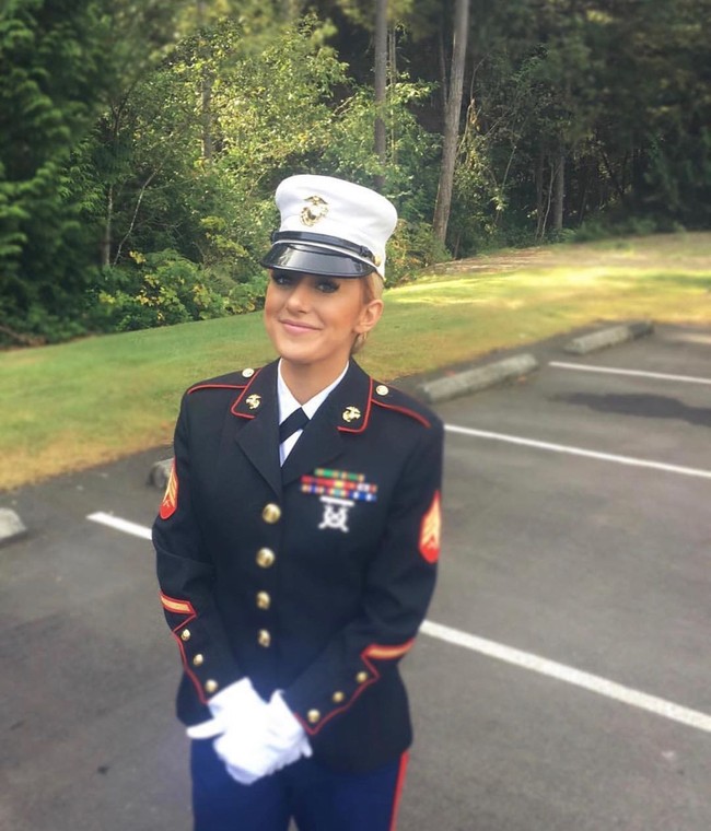 Sejak berusia 18 tahun, Rianna bertugas di Korps Marinir sampai ke pangkat Sersan. Ia pun dijuluki The Combat Barbie oleh rekan-rekannya karena wajahnya yang cantik. Foto: Instagram