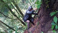 Setelah lewat jalan setapak, tebing curam dengan kemiringan lebih 45 derajat jadi akses satu-satunya menuju curug. Harus sangat hati-hati lewat sini, kalau hujan licin. (Ismet Selamet/detikcom)