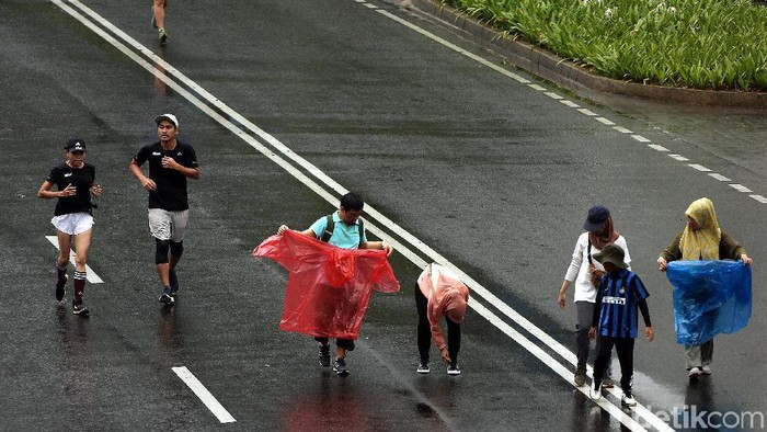 Kawasan CFD di sepanjang Jalan M.H Thamrin-Sudirman tetap ramai meski diguyur hujan sejak pagi. Berikut foto-fotonya.
