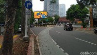 Ketika melintas dari Jalan Gunawarman, pengendara akan kesulitan dan kebingungan melihat plang jalan. Sebab sebelum pecahan jalur, terlihat ada satu plang biru yang menunjukkan belok kanan. Namun dari pertigaan ini, pengendara dari Jalan Gunawarman dapat belok ke kiri ke arah Senayan. Sesekali terlihat, pengendara dari Jalan Gunawarman terlihat merendahkan kecepatan kendaraannya untuk memastikan arahnya dengan melihat plang.