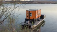 Rumah ini dibangun di atas kapal ponton sepanjang 30 kaki yang dapat ditarik sewaktu-waktu ke darat.