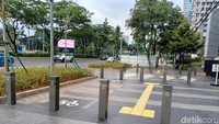 Dinas Perhubungan (Dishub) DKI Jakarta menyayangkan pesepeda tidak bersepeda di jalur yang telah disediakan.