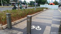 Pantauan di lokasi, jalur sepeda sepanjang Jalan Jenderal Sudirman arah Bundaran Senayan terletak di trotoar. Terdapat pula jalur khusus pesepeda yang menyatu dengan aspal Jalan Jenderal Sudirman, yakni di jalur paling kiri, dan diberi marka khusus.