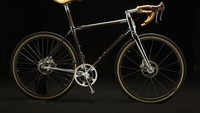 Phanuel Krencker’s ‘Bicyclettes de Luxe’ Rp 481.950.000 (kurs Rp 14.000/US$). Selain serat karbon dan krom, sepeda ini mencakup suku cadang khusus dan bingkai yang dibuat oleh Cyfac.
