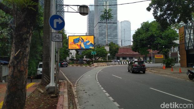 Posisi 'tusuk sate' Apotek Senopati yang ditabrak mobil dua kali