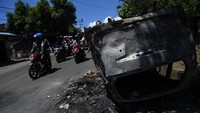 18 Agustus 2019, Buntut peristiwa bentrok mahasiswa Papua di Surabaya dan Malang ini lantas menjadi pemicu kerusuhan di Kota Manokwari, Papua Barat. Lalu lintas kendaraan di sejumlah jalan di Kota Manokwari, Papua Barat, macet total. sejumlah ruas jalan di Manokwari terutama Jalan Yos Sudarso diblokade massa. Aktivitas masyarakat maupun arus lalu lintas lumpuh. Tak hanya memblokade jalan, warga juga menebang pohon dan membakar ban di jalan raya. Aparat kepolisian sudah turun ke jalan guna mengendalikan situasi. ANTARA FOTO/Zabur Karuru.