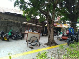 Baru Direvitalisasi, Trotoar Jl Satrio Dijadikan Lahan Parkir Liar