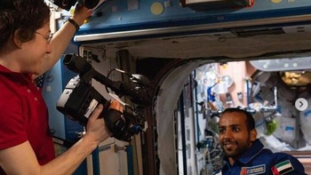 Selama di sana, banyak aktivitas yang dilakukannya. Ini potret ketika Koch merekam astronot dari Uni Emirat Arab saat tour di ISS. Foto: Instagram @astro_christina
