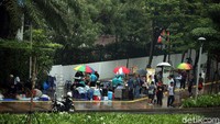 Para PKL masih saja nekat menjajakan barang dagangannya di lokasi CFD.