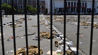 15 Agustus 2019, sejumlah mahasiswa Papua berencana melakukan demo di depan Balai Kota Malang. Mereka tergabung dalam Aliansi Mahasiswa Papua (AMP) dan Front Rakyat West Papua di Malang. Demo itu sendiri dimaksudkan dalam rangka memperingati 57 tahun perjanjian New York, dengan tema Amerika Serikat Harus Bertanggung Jawab Atas Penjajahan di West Papua. Namun, mereka tak mengantongi izin demo. Polisi lantas melakukan penghadangan terhadap mahasiswa Papua yang hendak melakukan unjuk rasa. Unjuk rasa itu berujung rusuh. Usai kerusuhan, muncul isu adanya pernyataan pejabat yang ingin memulangkan mahasiswa Papua. ANTARA FOTO/Zabur Karuru.