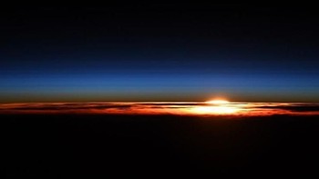 Ia juga mengabadikan senja dari luar angkasa. Foto: Instagram @astro_christina