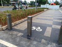 Jalur sepeda di trotoar seberang TKP penabrakan.
