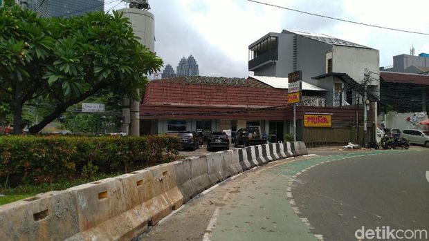 Posisi 'tusuk sate' Apotek Senopati yang ditabrak mobil dua kali