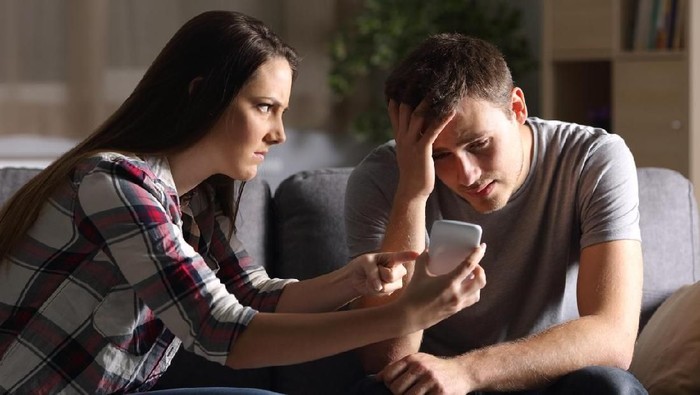 Ciri-ciri cemburu yang tidak sehat dalam suatu hubungan. Foto ilustrasi: iStock Ciri-ciri cemburu yang tidak sehat dalam suatu hubungan. Foto ilustrasi: iStock