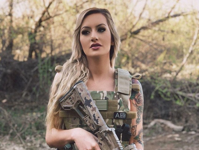 Tak hanya itu, Rianna juga memulai bisnis lini pakaiannya sendiri. Dilabeli dengan nama Combat Barbie Clothing lini busana Rianna menampilkan legging, kemeja, hoodies. Foto: Instagram