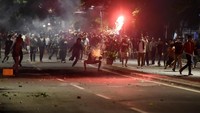Hingga malam hari, Massa melakukan perlawanan ke arah petugas di depan kantor Bawaslu di kawasan Thamrin, Jakarta. Petugas langsung marik mundur massa. ANTARA FOTO/Muhammad Adimaja.