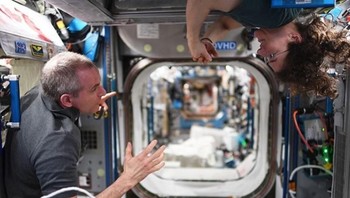 Berbicang dengan sesama penghuni ISS. Untuk tidur di sini, ukurannya serupa dengan bilik telepon. Tentunya dipadu dengan kekayaan alam semesta di sekitarnya. Foto: Instagram @astro_christina