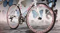Trek Butterfly Madone Rp 7 miliar. Sepeda ini digunakan oleh Lance Armstrong dalam lomba Tour de France 2009, menghasilkan US$ 500.000 dari lelang amal kanker Sotheby.