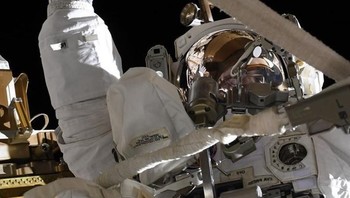 Foto ini memperlihatkan Koch sedang di luar ISS. Foto: Instagram @astro_christina