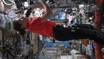 Seperti membantu penelitian di ISS, salah satunya terkait mempelajari mikrogravitasi. Foto: Instagram @astro_christina