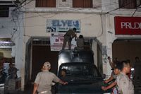 Satpol PP Padang menyegel kafe yang tak berizin.
