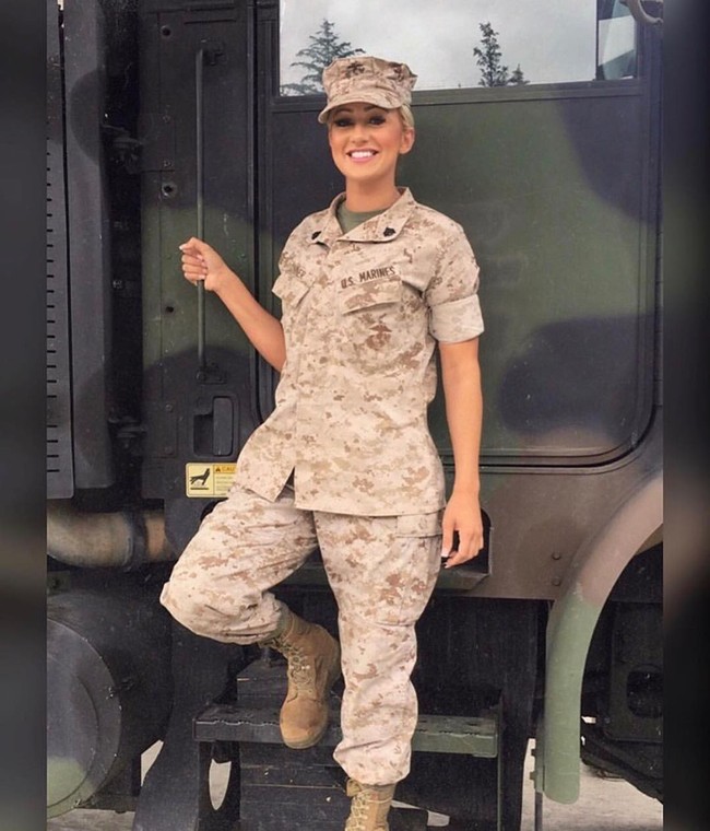 Menjadi seorang Marinir memberi saya kepercayaan diri yang belum pernah ada sebelumnya, dan saya masih membawanya sampai hari ini, ungkap Rianna seperti dilansir Daily Star. Foto: Instagram