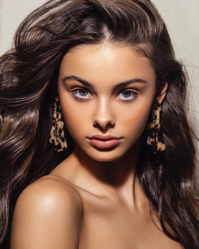 Kemudian model dan influencer Australia Meika Woollard di nomor ketiga. (Foto: Instagram/@meikawoollard)
