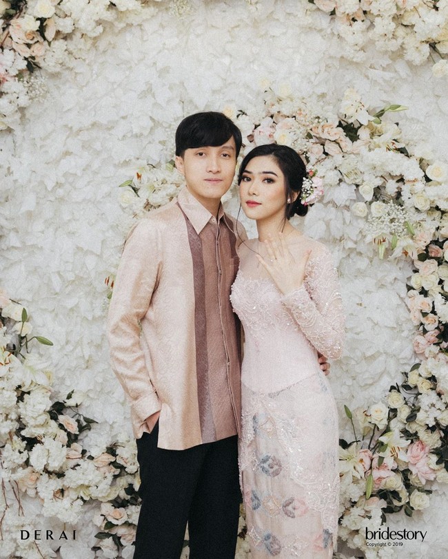 Isyana Sarasvati dan kekasihnya Rayhan Maditra menggelar lamaran kemarin. Menyebut hari tersebut sebagai hari patah hati nasional, para netizen terkejut dengan pertunangan yang tidak terduga itu. Foto: Instagram