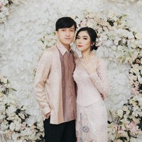 Isyana Sarasvati dan kekasihnya Rayhan Maditra menggelar lamaran kemarin. Menyebut hari tersebut sebagai hari patah hati nasional, para netizen terkejut dengan pertunangan yang tidak terduga itu. Foto: Instagram