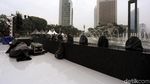 Intip Aktivitas Pembuatan Panggung Pesta Tahun Baru di HI