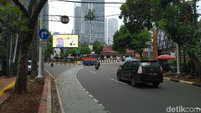 Apotek di Jalan Senopati Raya kembali ditabrak mobil pada Sabtu (28/12) lalu. Kecelakaan ini terjadi karena Apotek Senopati berada di posisi tusuk sate.