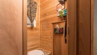 Untuk membuat rumahnya ramah lingkungan di atas air, kapal ini menggunakan tenaga surya yang dihasilkan oleh panel surya 175W. Selain itu, kamar mandi dilengkapi toilet kompos.