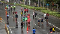 Beberapa warga tetap antusias melakukan olahraga.