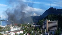 16 Agustus 2019, sehari kemudian dan di kota yang berbeda, gesekan terjadi. Ketegangan terjadi antara warga dan Mahasiswa lantas terjadi juga di Surabaya pada Jumat (16/8). Ratusan warga gabungan berbagai ormas di Surabaya menggeruduk Asrama Mahasiswa Papua di Jalan Kalasan. Massa geram lantaran mendapatkan kabar bahwa mahasiswa asal Papua tidak mau memasang Bendera Merah Putih. Namun, seorang mahasiswa Papua membantah tuduhan tak mau memasang bendera itu. Dia mengaku tidak tahu menahu soal kasus bendera. ANTARA FOTO/Dian Kandipi.