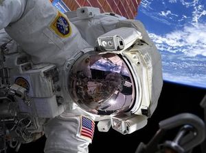 Ketika Astronot Selfie di Luar Angkasa