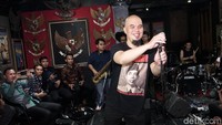 Ahmad Dhani pun tampak sangat bahagia bisa kembali menyanyi dan bermusik dengan rekan-rekannya itu. Pool/Palevi S/detikFoto.