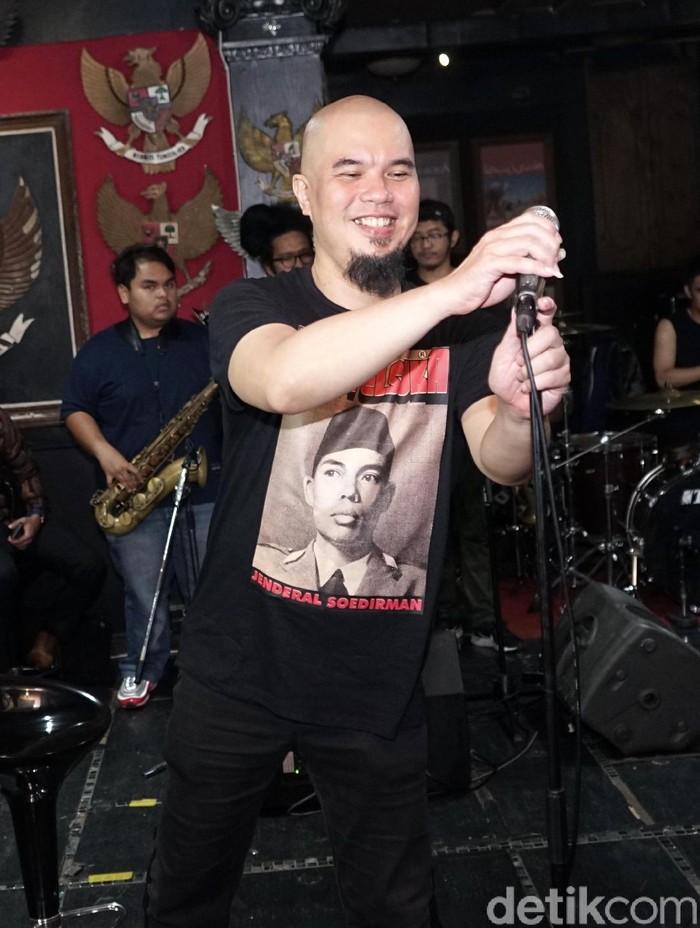 Ahmad Dhani Ahmad Dhani saat tampil di kediamannya di Pondok Indah.