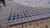 Mozaik berukuran besar tersebut disusun dari 7.260 cangkir kopi lho.