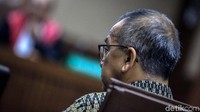 Dirut Garuda Indonesia 2005-2014 Emirsyah Satar mendengar pembacaan dakwaan di Pengadilan Tipikor, Jakarta Pusat, Kamis (26/12/2019).
