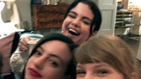 Berpesta dengan teman-temannya, Swift terlihat santai menikmati segelas minuman. Meskipun foto yang diunggah ini tak fokus tapi tetap terlihat wajah cantik Swift dengan senyumnya yang merekah. Foto: instagram @taylorswift