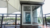 Selain itu, untuk memberikan kenyaman dan kemudahan akses bagi para penyintas disabilitas, maupun lansia, ibu hamil, dan anak-anak, JPO ini juga dilengkapi dengan lift.