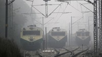 Mulai dari kereta api, jalan dan penerbangan lumpuh.