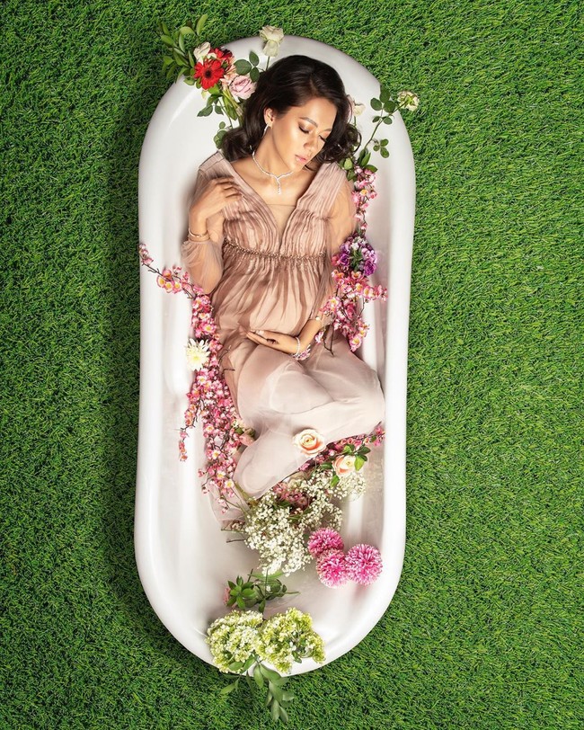 Pada pemotretan kehamilan bersama fotografer Hann Prawira, Paula Verhoeven bergaya di dalam bath tub sambil memegangi perutnya. Paula tampil memesona di dalam bath tub yang dipenuhi bunga. Foto: Dok. Instagram Hann Prawira