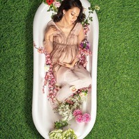 Pada pemotretan kehamilan bersama fotografer Hann Prawira, Paula Verhoeven bergaya di dalam bath tub sambil memegangi perutnya. Paula tampil memesona di dalam bath tub yang dipenuhi bunga. Foto: Dok. Instagram Hann Prawira