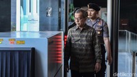 Emirsyah Satar memasuki ruang sidang Pengadilan Tipikor.