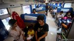 Jelang Malam Tahun Baru, Stasiun Pasar Senen Dipadati Penumpang
