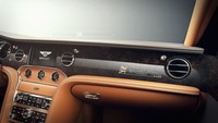 Lari ke bagian kabin, mobil miliarder ini akan mengusung konsep London Skyline. Dengan kombinasi warna Newmarket Tan with Burnt Oak, serta fireglow with Imperial Blue atau Shrtberad with Redwood. Selain itu lampu akan langsung di desain oleh desainer ternama Mulliner Customization serta sentuhan alumunium yang menambah mewah tampilan. Foto: Pool (Leftlanenews)