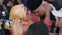 Ahmad Dhani disambut hangat oleh sang bunda yang memberikannya kecupan di depan para pendukungnya. Foto: Palevi S/detikFoto