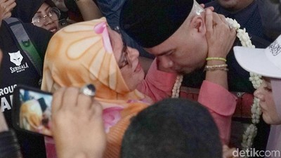 Kecupan Bunda Sambut Kepulangan Ahmad Dhani